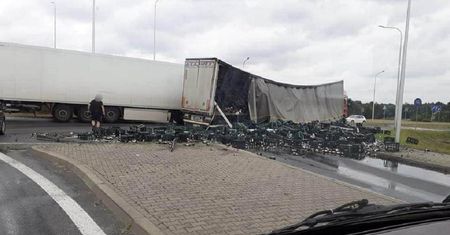 Wypadek w Żorach. Tysiące litrów alkoholu na drodze