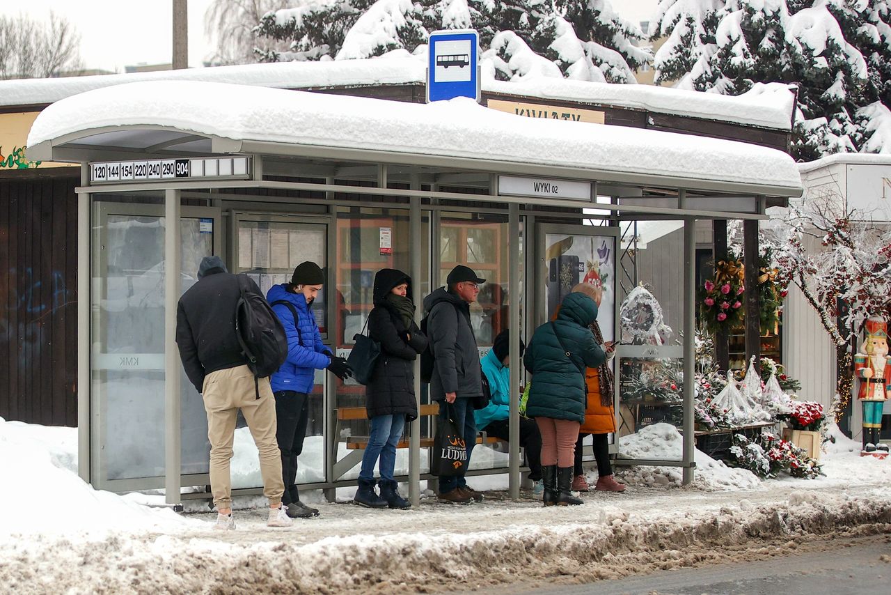 Krakowskie MPK poinformowało o dalszych utrudnieniach w kursowaniu autobusowych linii aglomeracyjnych, spowodowanych opadami śniegu w mieście