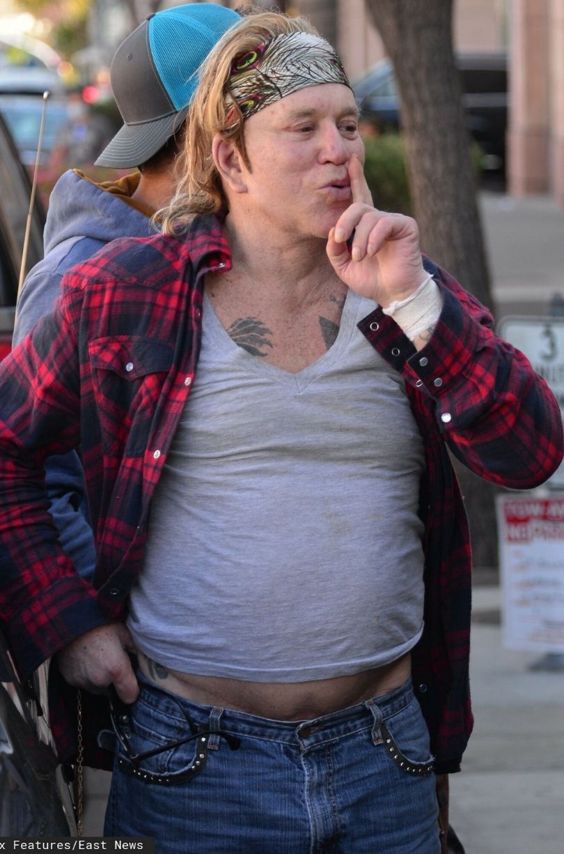Mickey Rourke w "rockowej" stylizacji maszeruje na lunch w Beverly Hills