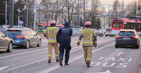 Ścieżka z betonu na ruchliwej ulicy. Policjanci wezwali na miejsce strażaków