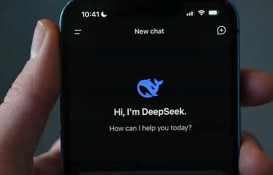 Chińskie modele AI systemowo cenzurują treści polityczne — wynika z badania