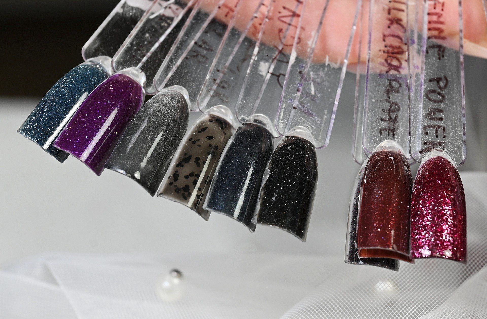 Z taką stylizacją na dłoniach można bezpiecznie przeskoczyć z Bożego Narodzenia na Sylwester.