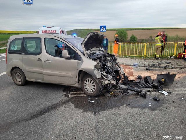 Zderzenie busa przewożącego dzieci z samochodem osobowym. Groźny wypadek na obwodnicy Ćmielowa