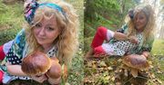 Rozpostarta na ściółce GRZYBIARA Magda Gessler pozuje z naręczem dorodnych borowików: "Torturujcie mnie, a nie powiem"