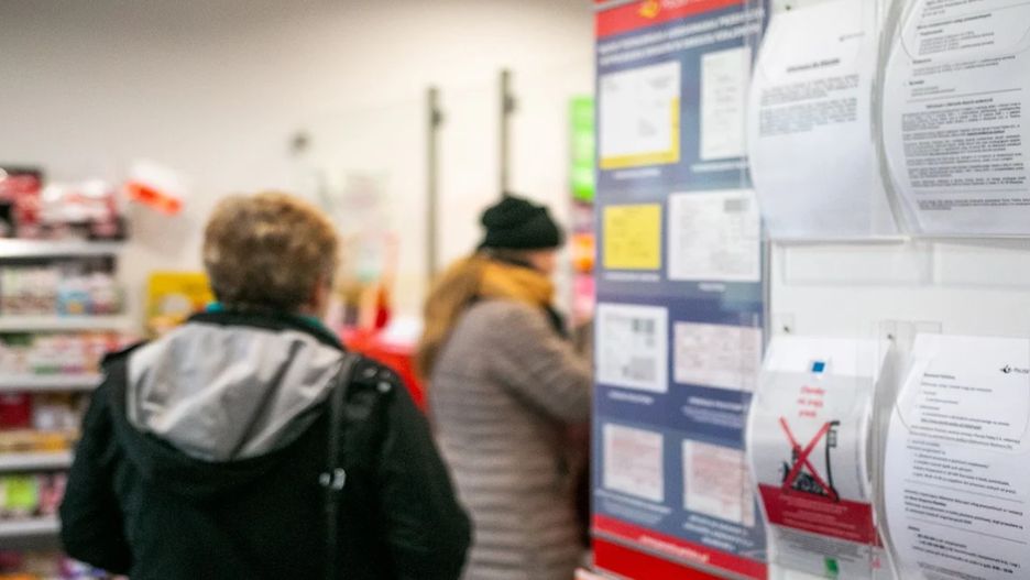 Seniorki w kolejce na poczcie