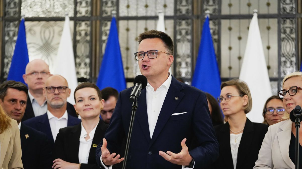 Szymon Hołownia na pierwszym planie. Po lewej stronie Marta 