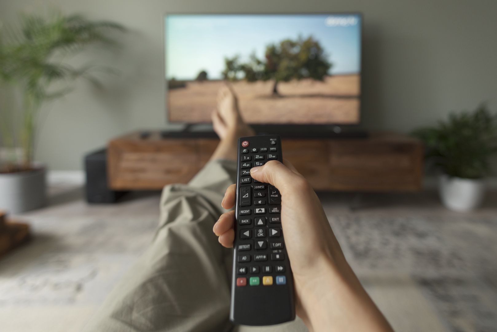 telewizor 4k pilot salon szafka rtv
