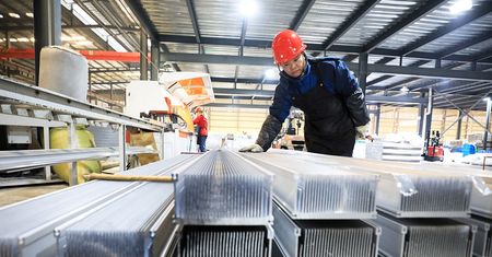 Ceny aluminium wystrzeliły po ataku Iranu w wielką hutę. Tak drogo nie było od lat