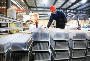 Ceny aluminium wystrzeliły po ataku Iranu w wielką hutę. Tak drogo nie było od lat