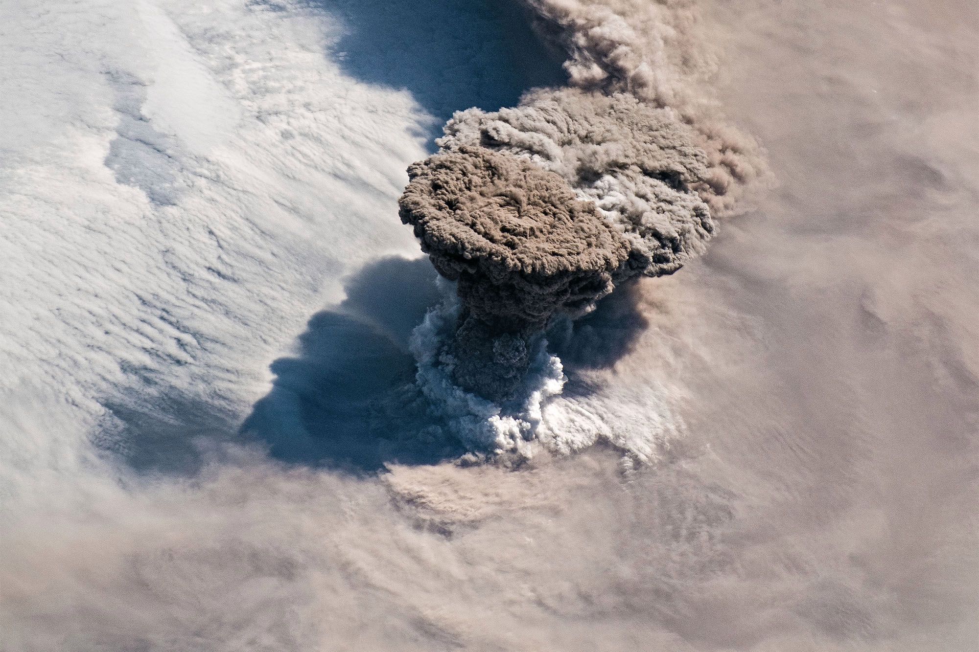Erupcja wulkanu sfotografowana z kosmosu wygląda niesamowicie 1