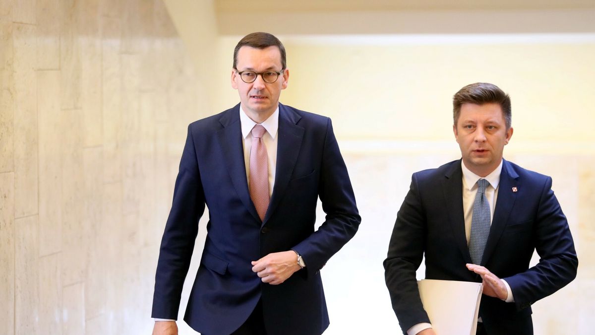 Spotkanie premiera z przedstawicielami ugrupowa? parlamentarnych
Fot. Piotr Molecki/East News, Warszawa, 14.09.2020. KPRM. Premier Mateusz Morawiecki  spotkal sie z przedstawicielami ugrupowan parlamentarnych w sprawie sytuacji na Bialorusi.
N/z: Mateusz Morawiecki, Michal Dworczyk
Piotr Molecki