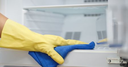 Woda w lodówce? Ukryty otwór rozwiąże problem