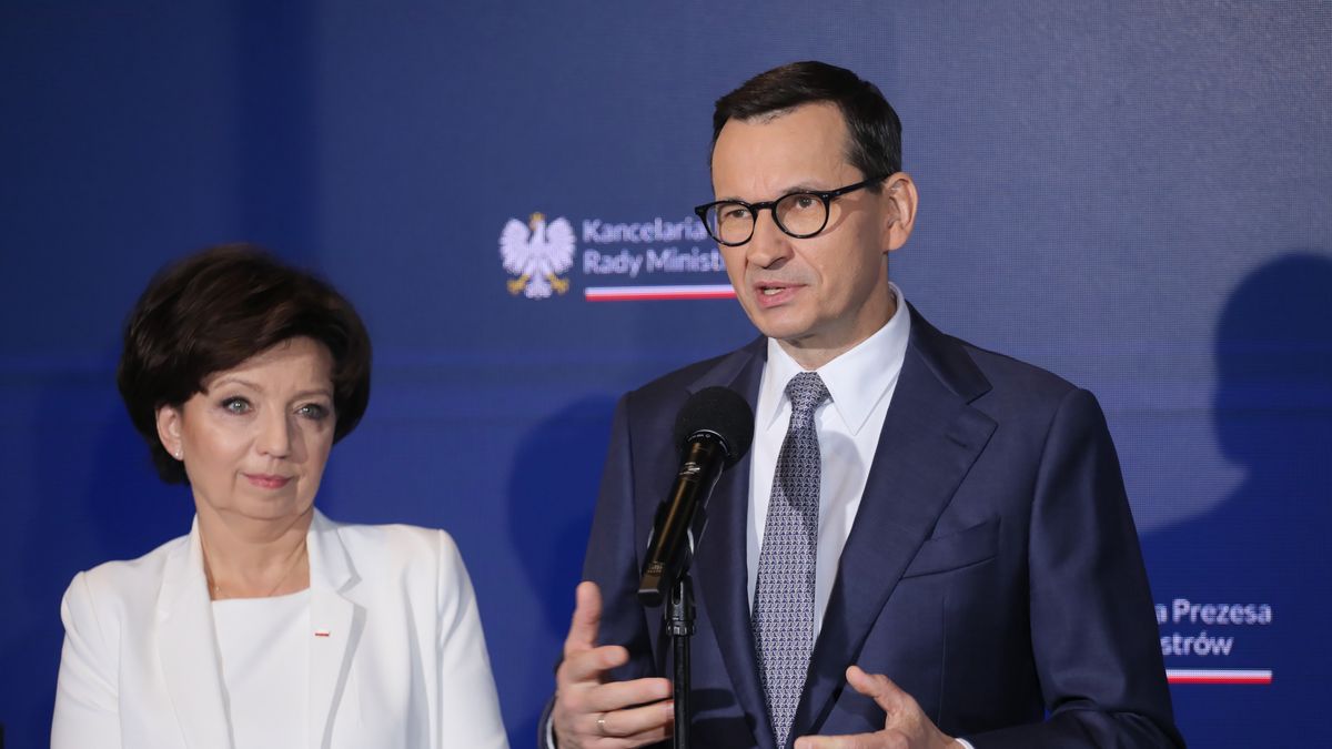 Warszawa, 20.11.2023. Premier Mateusz Morawiecki (P) oraz minister rodziny i polityki społecznej Marlena Maląg (L) podczas spotkania z mieszkańcami w Cafe&Bistro Radość w Warszawie, 20 bm. (amb) PAP/Paweł Supernak