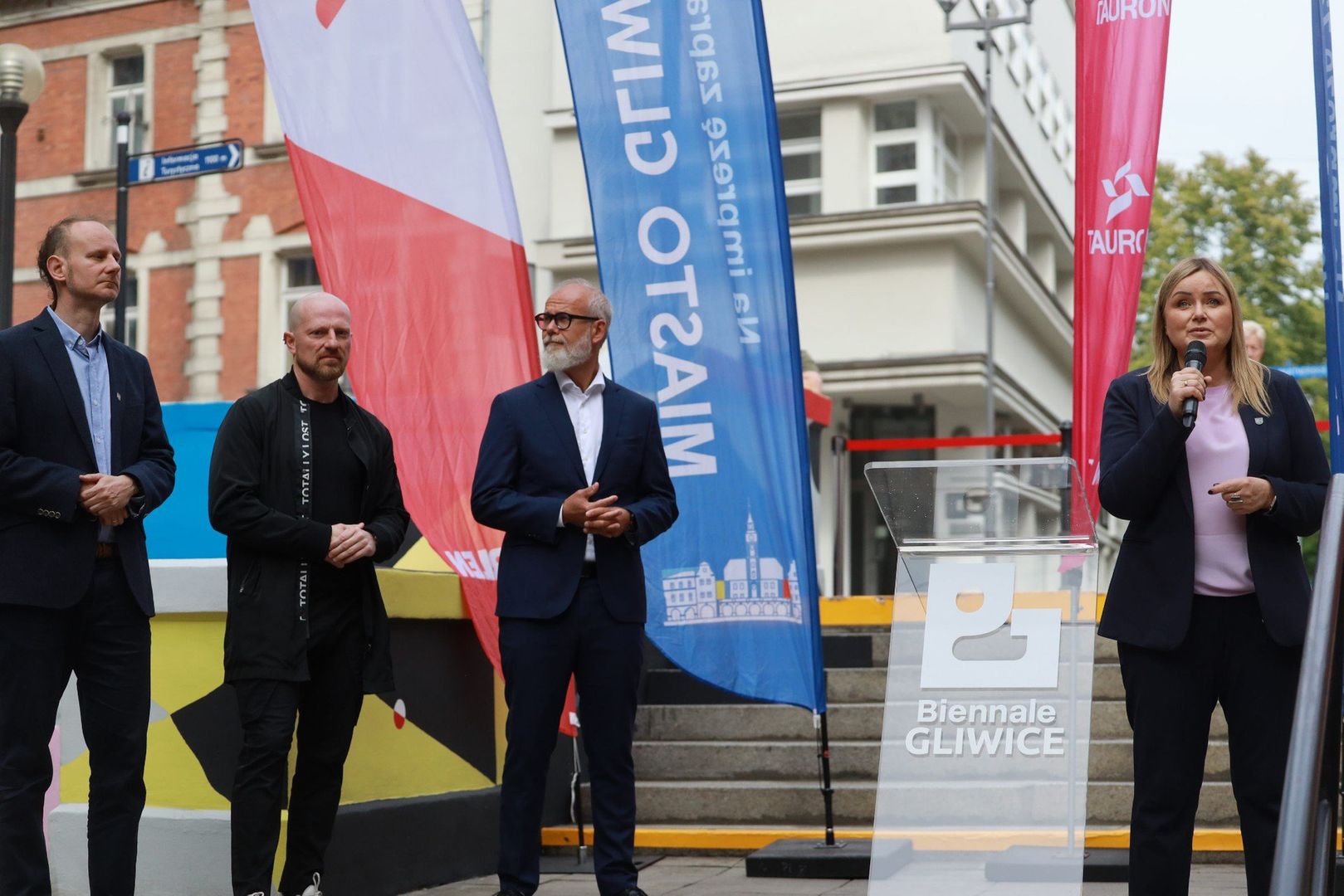 Pomysłodawczynią wydarzenia jest prezydent Gliwic Katarzyna Kuczyńska-Budka, a program Biennale powstał przy współudziale Centrum Kultury Victoria w Gliwicach, Fundacji Soundscape, Muzeum w Gliwicach, gliwickich instytucji kultury, organizacji pozarządowych oraz lokalnych galeri. Sponsorem głównym festiwalu jest TAURON, a partnerem strategicznym – ORLEN