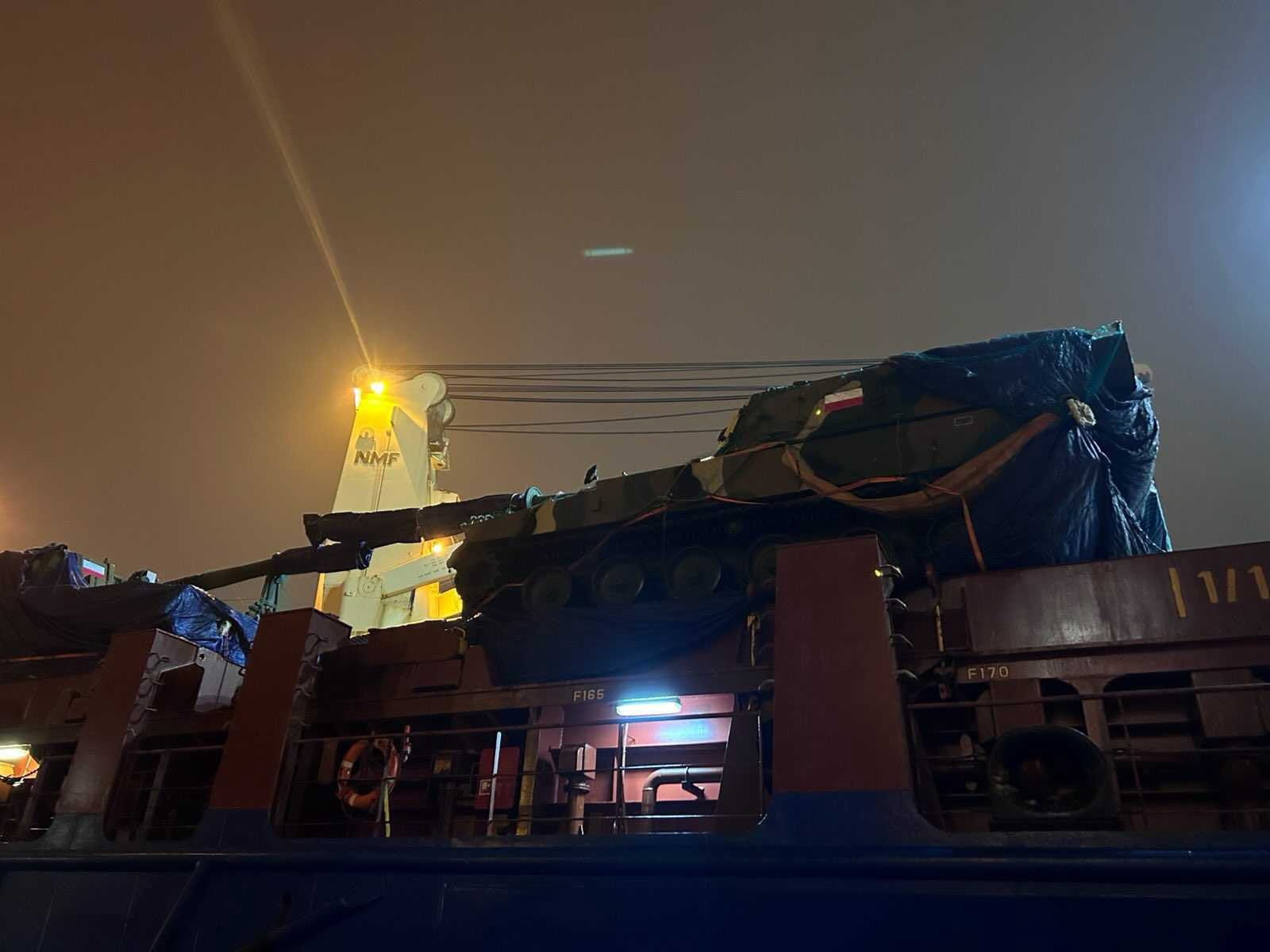 Rozładunek koreańskiego sprzętu wojskowego w porcie w Gdyni