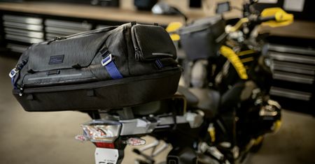 Turystyka to nie tylko odpowiedni motocykl. BMW prezentuje nowe zestawy miękkich sakw