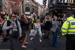 Koronawirus im niestraszny. Imprezowy szał w Wielkiej Brytanii