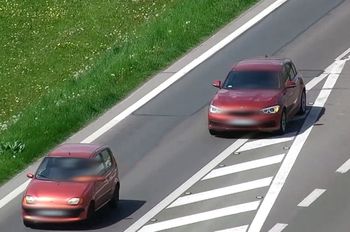 Błąd z kierunkowskazem. Kierowcy robią go podczas wyprzedzania