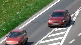 Błąd z kierunkowskazem. Kierowcy robią go podczas wyprzedzania