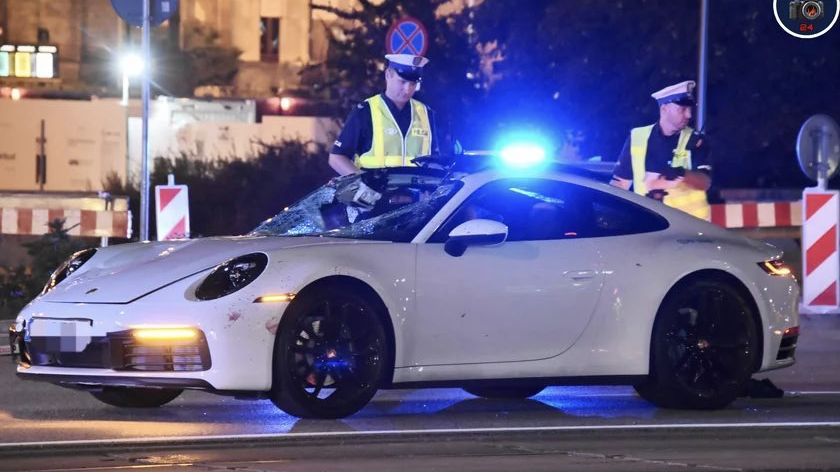 Warszawa. Zdjęcie sportowego białego porche po nocnym wypadku obiegło media. Prokuratura zbada, czy zgodne z prawdą były pierwsze informacje od policji, że pieszy wtargnął na jezdnię, a kierowca tylko nieznacznie przekroczył dozwoloną prędkość  