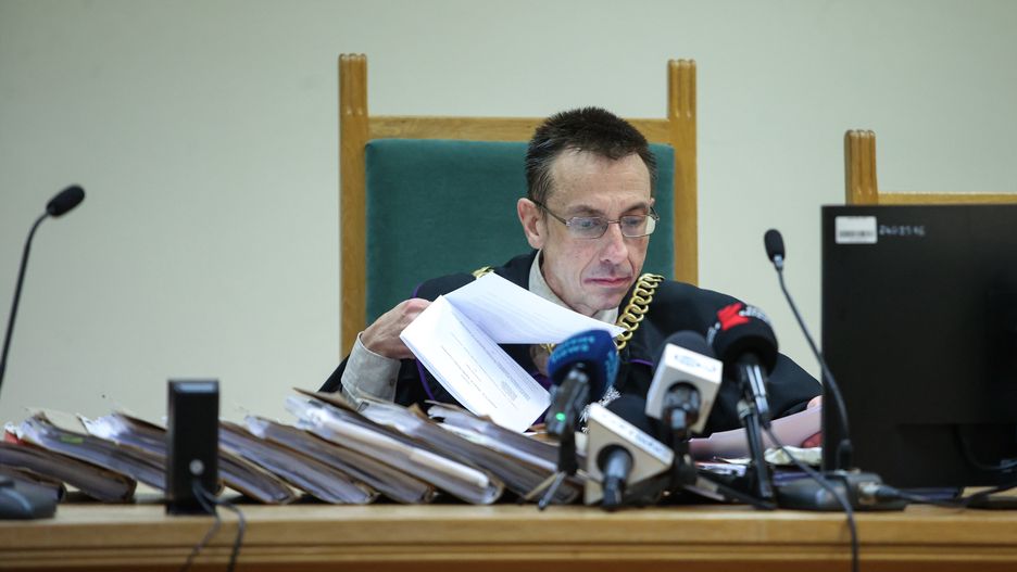 Częstochowa, 30.06.2025. Sędzia Marek Garlik w Sądzie Okręgowym w Częstochowie, 30 bm. Rozpoczął się proces ws. zabójstwa 8-letniego Kamila. Na ławie oskarżonych zasiadają 4 osoby. Ojczym chłopca Dawid B. jest oskrażony o zabójstwo chłopca ze szczególnym okrucieństwem, a matka Kamila Magdalena B. o udzielenie pomocy w popełnieniu zabójstwa swojego syna. Dwie pozostałe osoby, Aneta J. i Wojciech J., są oskarżone o nieudzielenie 8-latkowi pomocy. Kamil z Częstochowy zmarł 8 maja 2023 r. w Górnośląskim Centrum Zdrowia Dziecka po 35 dniach walki o życie. Wcześniej przez wiele miesięcy był maltretowany. (sko) PAP/Jarek Praszkiewicz *** UWAGA!!! ZAKAZ PUBLIKACJI WIZERUNKU I DANYCH OSOBOWYCH OSKARŻONYCH! ***