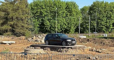 BMW na środku budowy. Zdjęcie samochodu niesie się po sieci