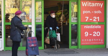 Seniorzy buntują się przeciwko obostrzeniom. "Nie dam się zamknąć w domu"