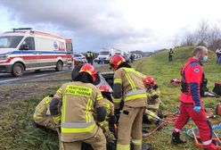 Poważny wypadek na obwodnicy Żar. Fiat uderzył w ciężarówkę. Rannych uwalniali strażacy