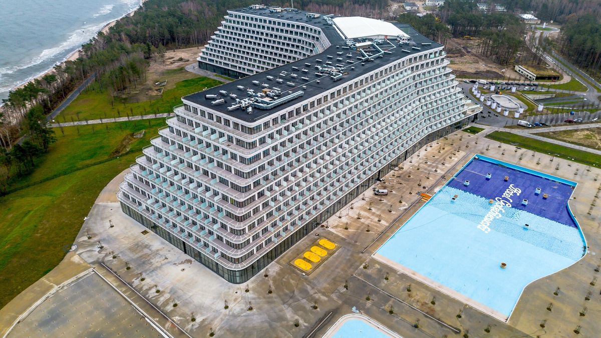 Hotel Go??biewski w Pobierowie15.12.2023 Pobierowo  Budowa Hotelu Golebiewski w nadmorskim Pobierowie.  Najwiekszy hotel w Polsce. Powiatowy Inspektor Nadzoru Budowlanego w Gryficach stwierdzil brak uzyskania zezwolenia na budowe trzech basenow, brodzika i zespolu jacuzzi, wskutek czego wstrzymal prace na placu budowy. Fot. Przemek Swiderski/REPORTERPrzemek Swiderski/REPORTER