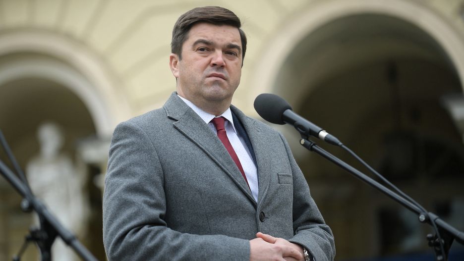Wysoka liczba zgonów chorych na COVID-19 w Polsce. Rzecznik resortu zdrowia podał powód 