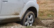 Powiat starogardzki: Auto wpadło do rowu, a z jego wnętrza wydobywał się dym. Za kierownicą siedział pijany kierowca