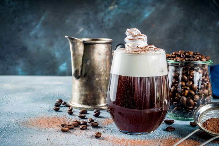 Kawa po irlandzku to pyszny, gorący kawowy deser, który działa rozgrzewająco dzięki niewielkiemu dodatkowi alkoholu