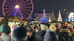 Takich tłumów na placu Defilad nie było od lat. "Walczyłam o życie w labiryncie stoisk"