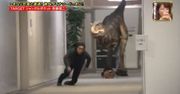 WTF dnia: dinozaur goni Japończyka w biurze. Facet nie wie, że to tylko żart [wideo]