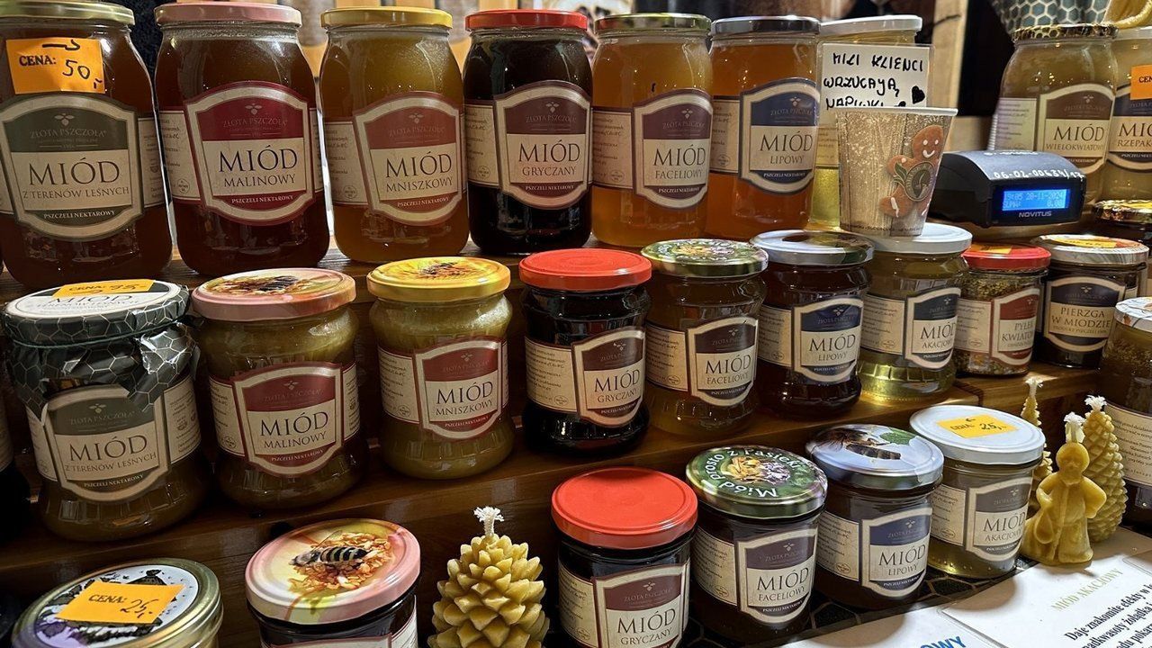 Tak wyglądał Jarmark Bożonarodzeniowy w Toruniu w roku minionym i poprzednim. Obecnie chętnych w całym kraju by na niego przyjechać w ramach wycieczki nie brakuje. Tym bardziej, że to zawsze wyjazdy połączone z dodatkowymi atrakcjami. Na takiej turystyce zarabia całe miasto: muzea, handel, gastronomia.