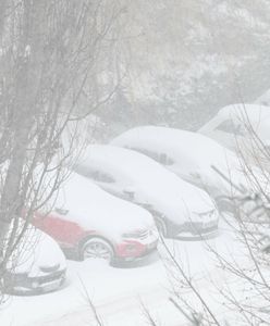 Pomorze pod śniegiem. Karetki utknęły w zaspach, szkoły odwołały zajęcia przez pogodę