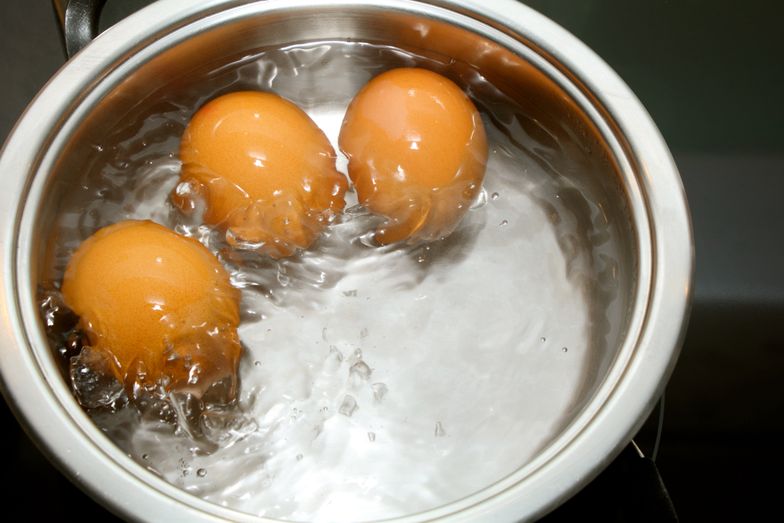 Jak najszybciej wyciągnąć jajka z gorącej wody? Ten trik robi furorę na TikToku