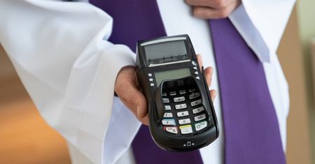 Pani Beata poprosiła księdza o PARAGON, gdy ten zażądał pieniędzy za świadectwo chrztu. Ksiądz nie wytrzymał. Co za reakcja...