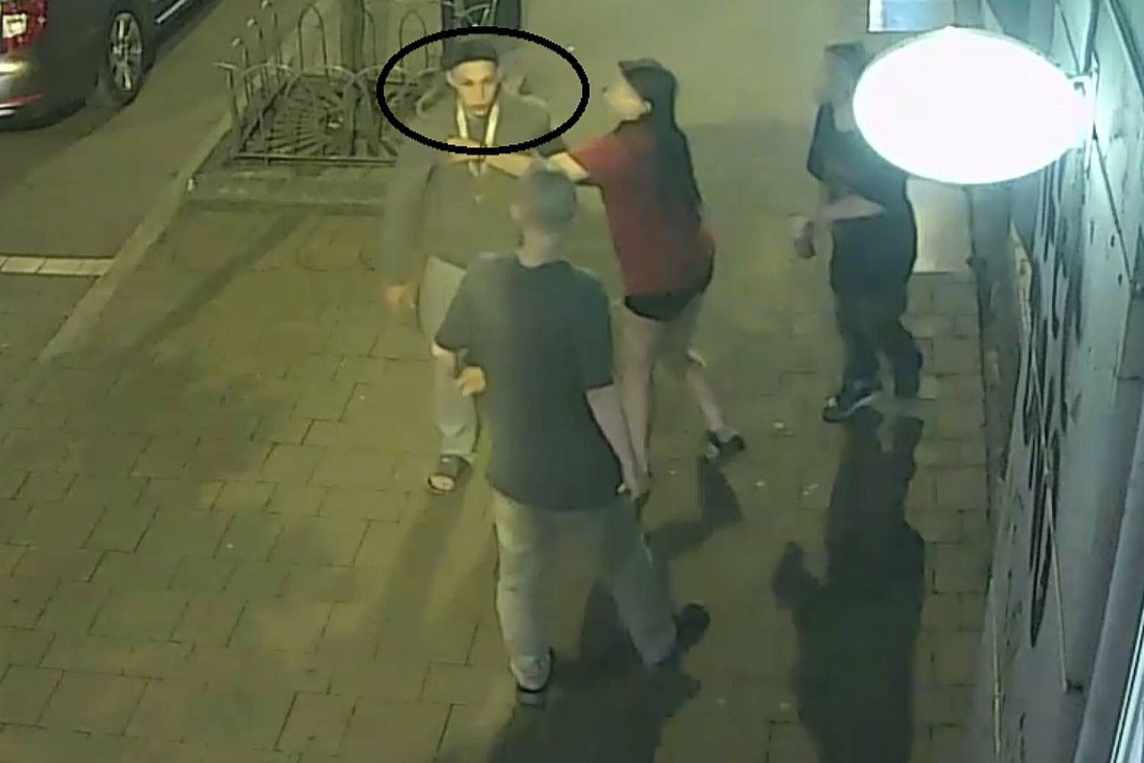 Katowice: Pobicie w centrum miasta. Monitoring zarejestrował sprawcę