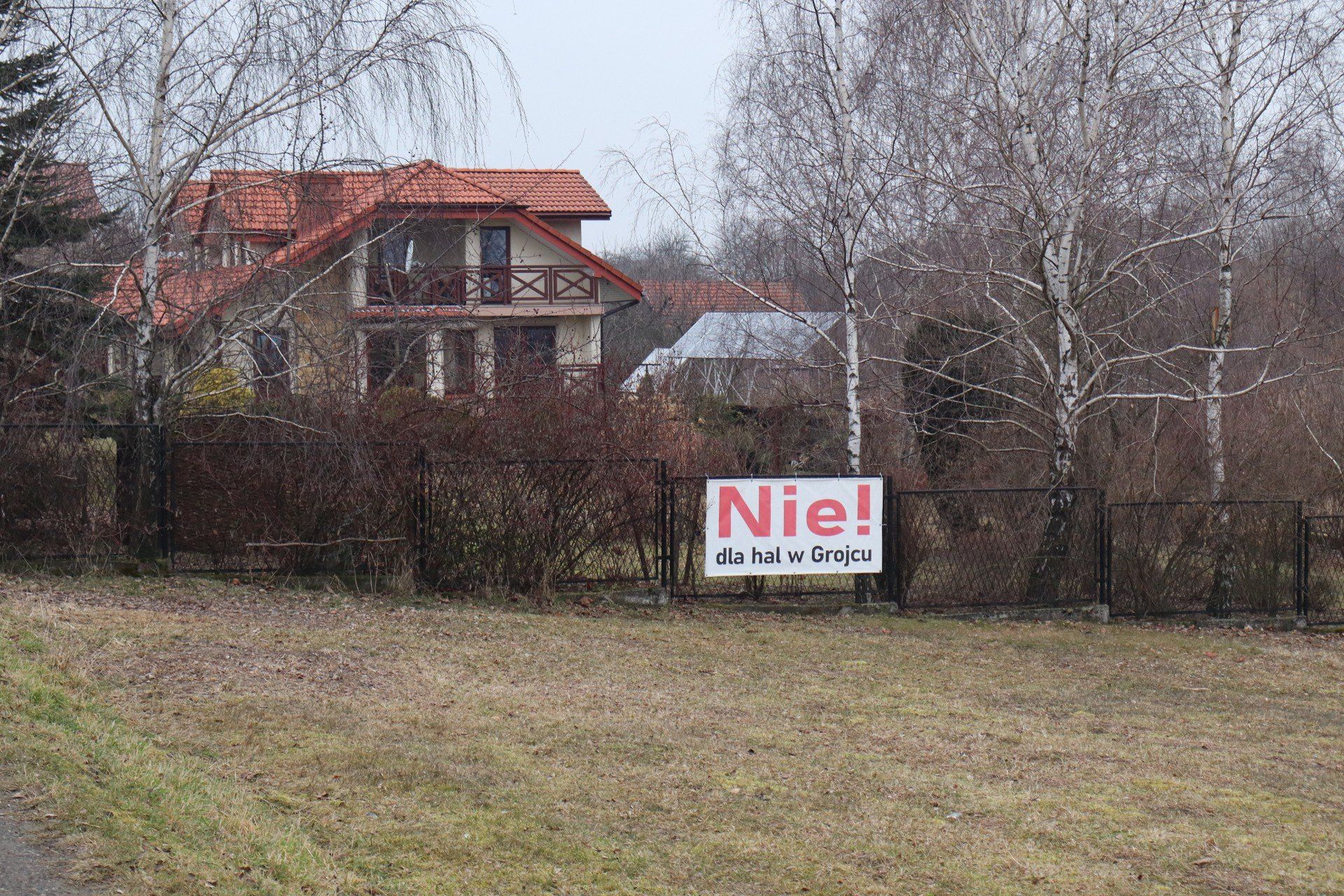 Mieszkańcy Grojca kontra centrum logistyczne przy A4. Ostatnią nadzieją protestujących jest rzadki wąż