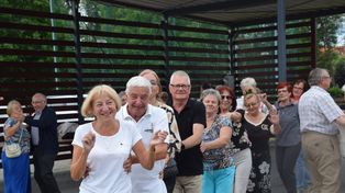 Seniorki i seniorzy z Piły znów na parkiecie. Trwa zabawa taneczna na stadionie przy Okrzei