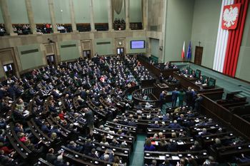 PiS daleko w tyle. W tym sondażu Polacy wskazali, kto da im bezpieczeństwo