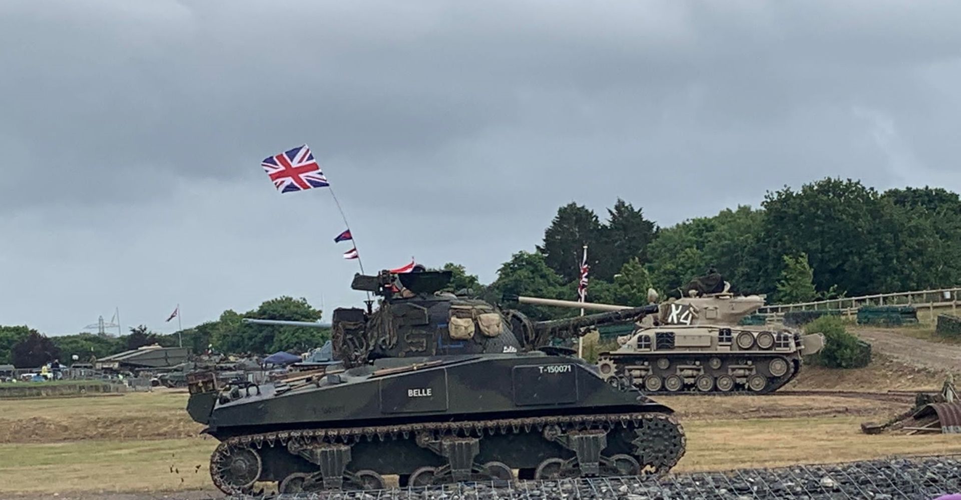 Klasyczny drugowojenny M4 Sherman i jego izraelska modernizacja M51.
