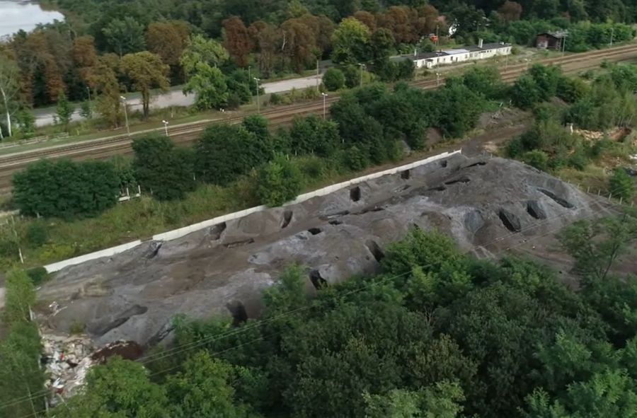 40,000 tonnes of waste right next to houses in Poland. People get sick