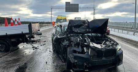 Poważny wypadek na S17. Kierowca BMW uderzył w auto służb drogowych, są ranni [ZDJĘCIA]