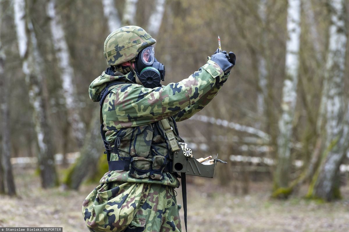 Żołnierz w masce przeciwgazowej/zdjęcie ilustracyjne