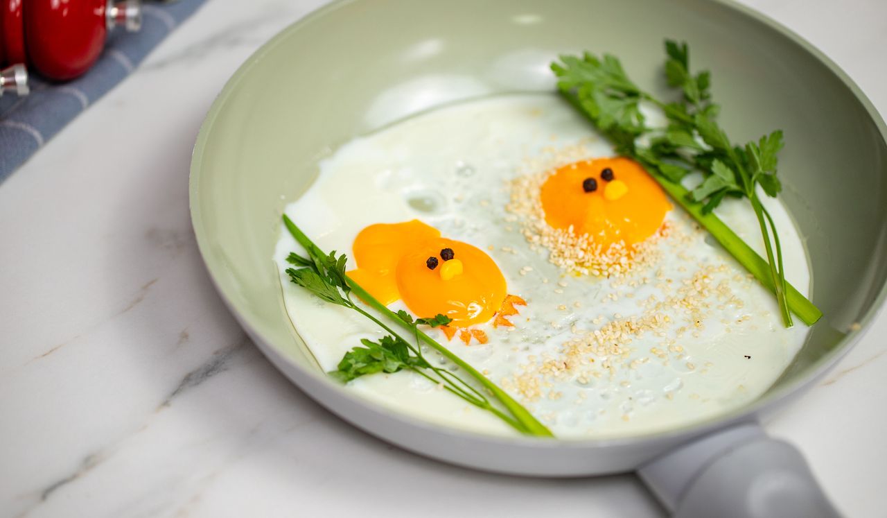 Frühstückskunst: Süße Spiegelei-Küken zum Verlieben