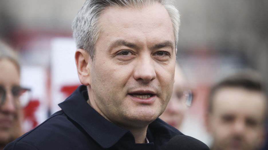 Wybory 2020. Robert Biedroń wysłał Jackowi Sasinowi fakturę na 68 mln. Stawia mu warunek