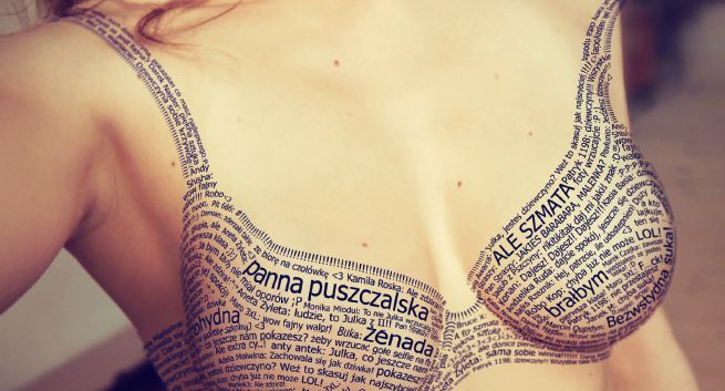 Bielizna z hejterskich komentarzy w kampanii Fundacji Dzieci Niczyje przeciw sekstingowi