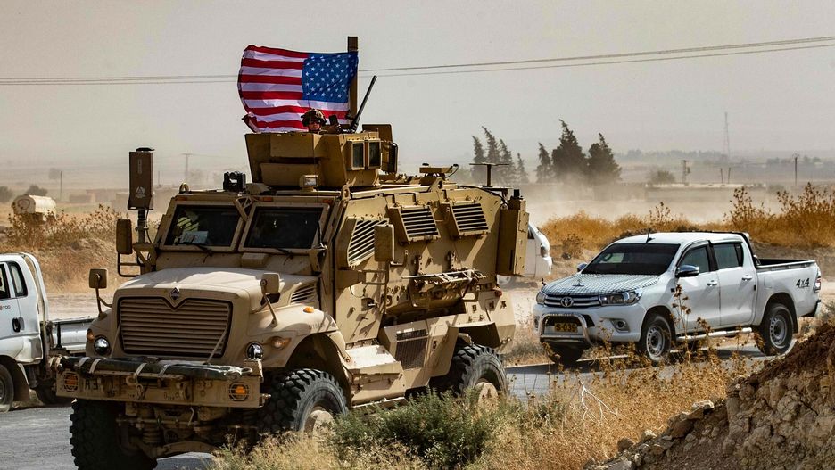 Turecka ofensywa w Syrii
(FILES) In this file photo taken on October 6, 2019 a US soldier sits atop an armoured vehicle during a demonstration by Syrian Kurds against Turkish threats next to a base for the US-led international coalition on the outskirts of Ras al-Ain town in Syria's Hasakeh province near the Turkish border. - All US troops in northern Syria have been ordered to leave the country in the face of Turkey's attacks on Kurds in the region, a US official said October 14, 2019. Some 1,000 troops will vacate the country, leaving behind only a small contingent of 150 in the southern Syria base at Al Tanf, the official said, one day after President Donald Trump ordered the evacuation."We are executing the order," the official told AFP. (Photo by - / AFP)
-